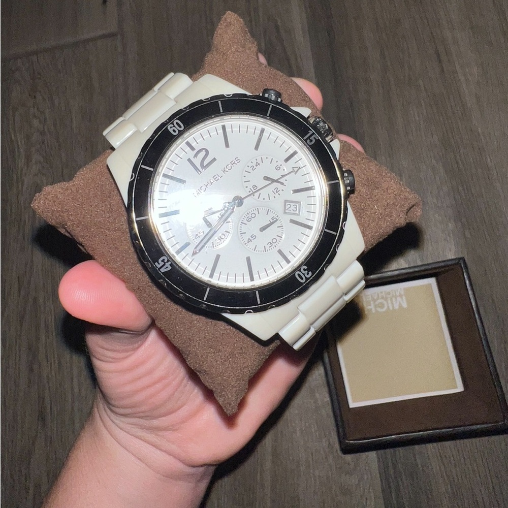 Elegant White Women's Watch - Picture 2 of 5
